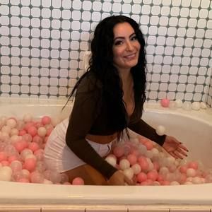 Meet your Posher, Yari